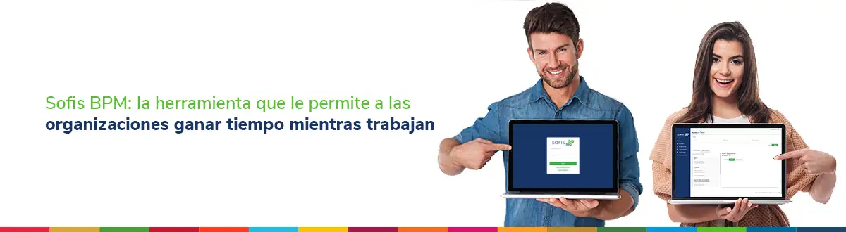 Hombre y mujer mostrando las pantallas de unas computadoras.